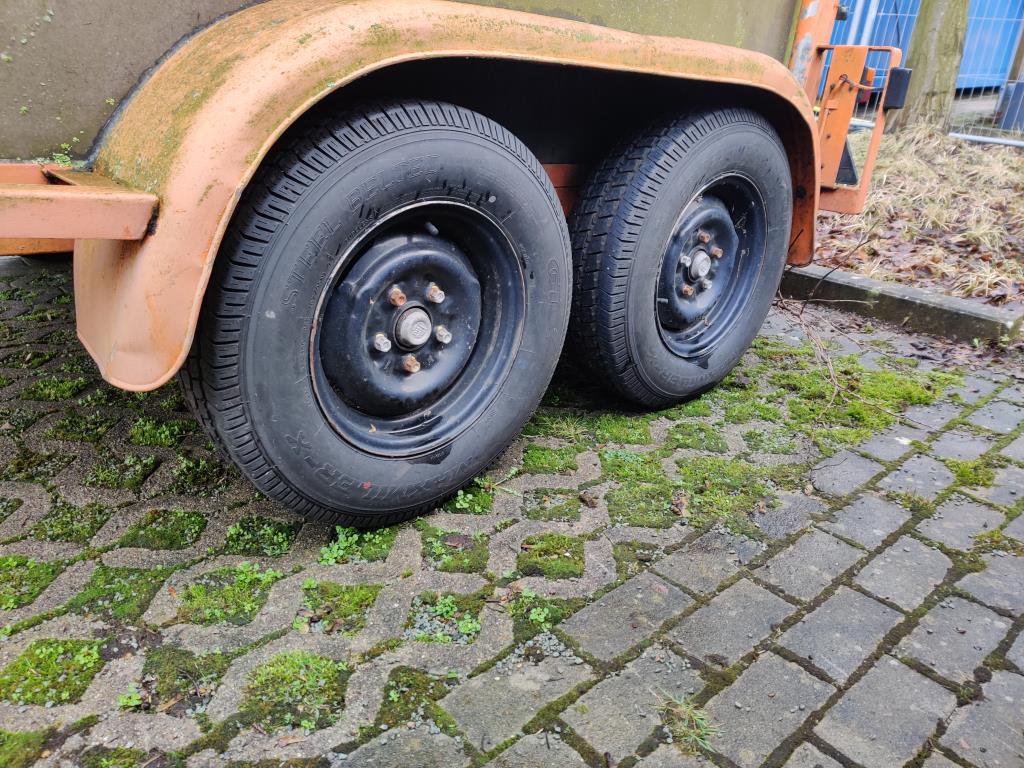 Material de laboratório em bom estado de conservação proveniente das existências públicas
-11