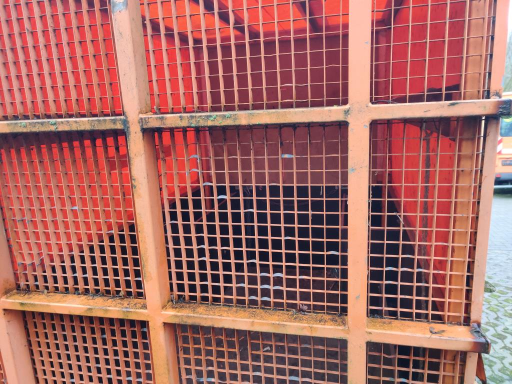 Material de laboratório em bom estado de conservação proveniente das existências públicas
-14