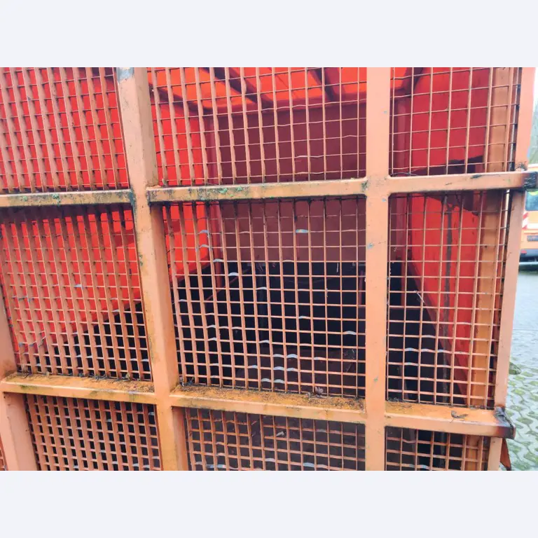 Material de laboratório em bom estado de conservação proveniente das existências públicas
-14