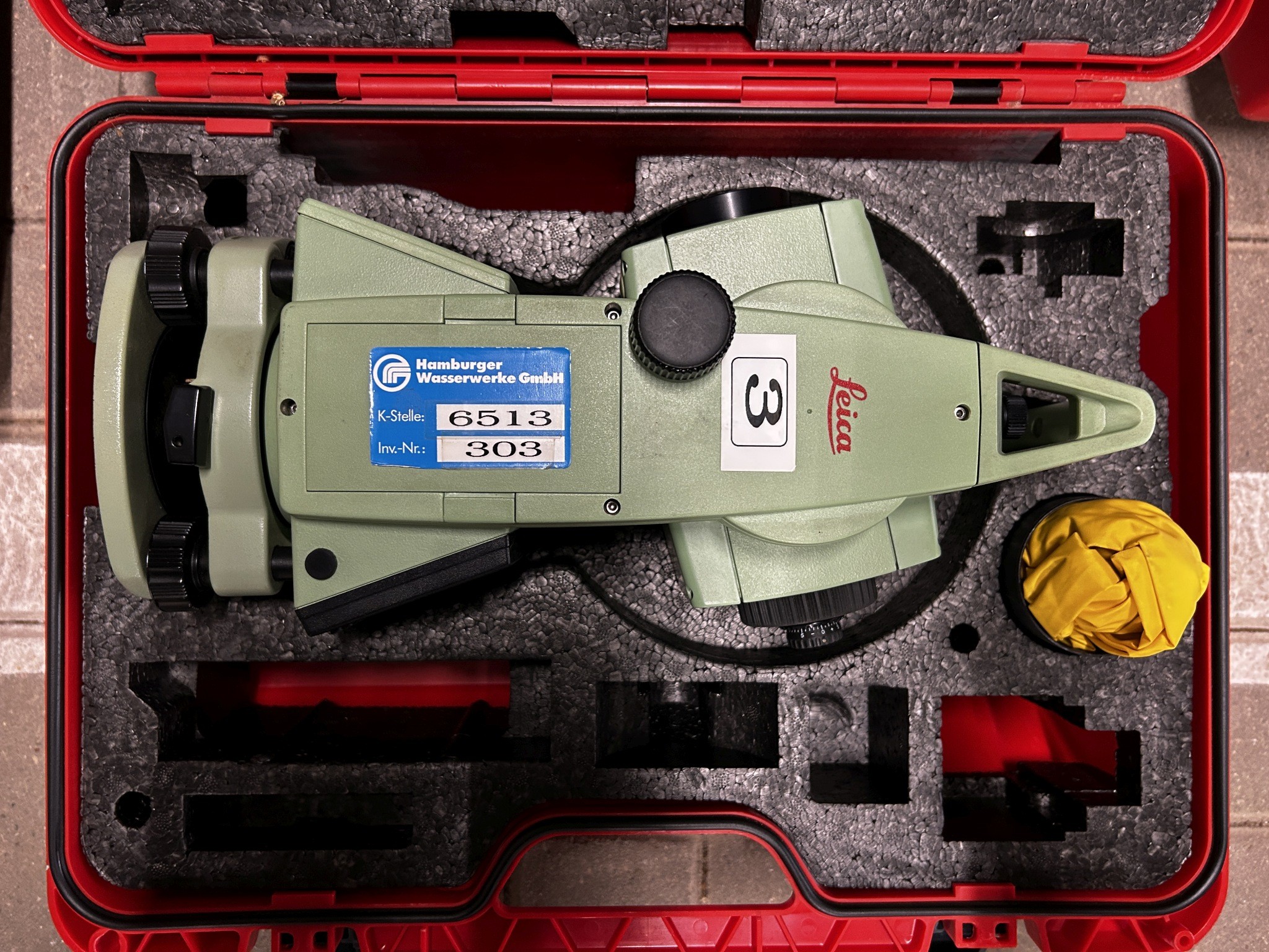 Material de laboratório em bom estado de conservação proveniente das existências públicas
-2