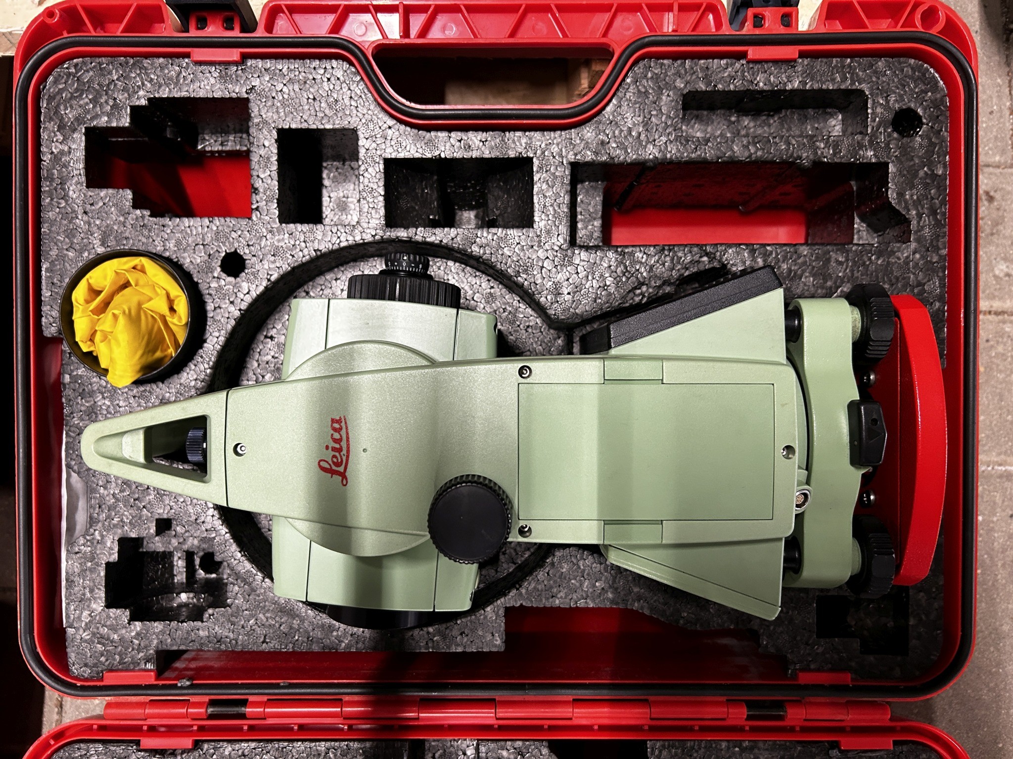 Material de laboratório em bom estado de conservação proveniente das existências públicas
-2