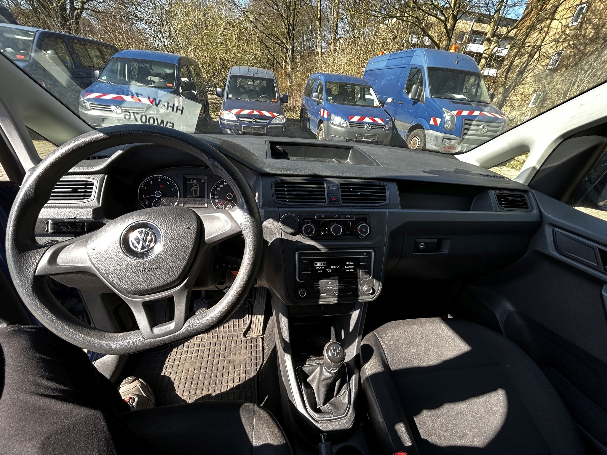 Material de laboratório em bom estado de conservação proveniente das existências públicas
-11