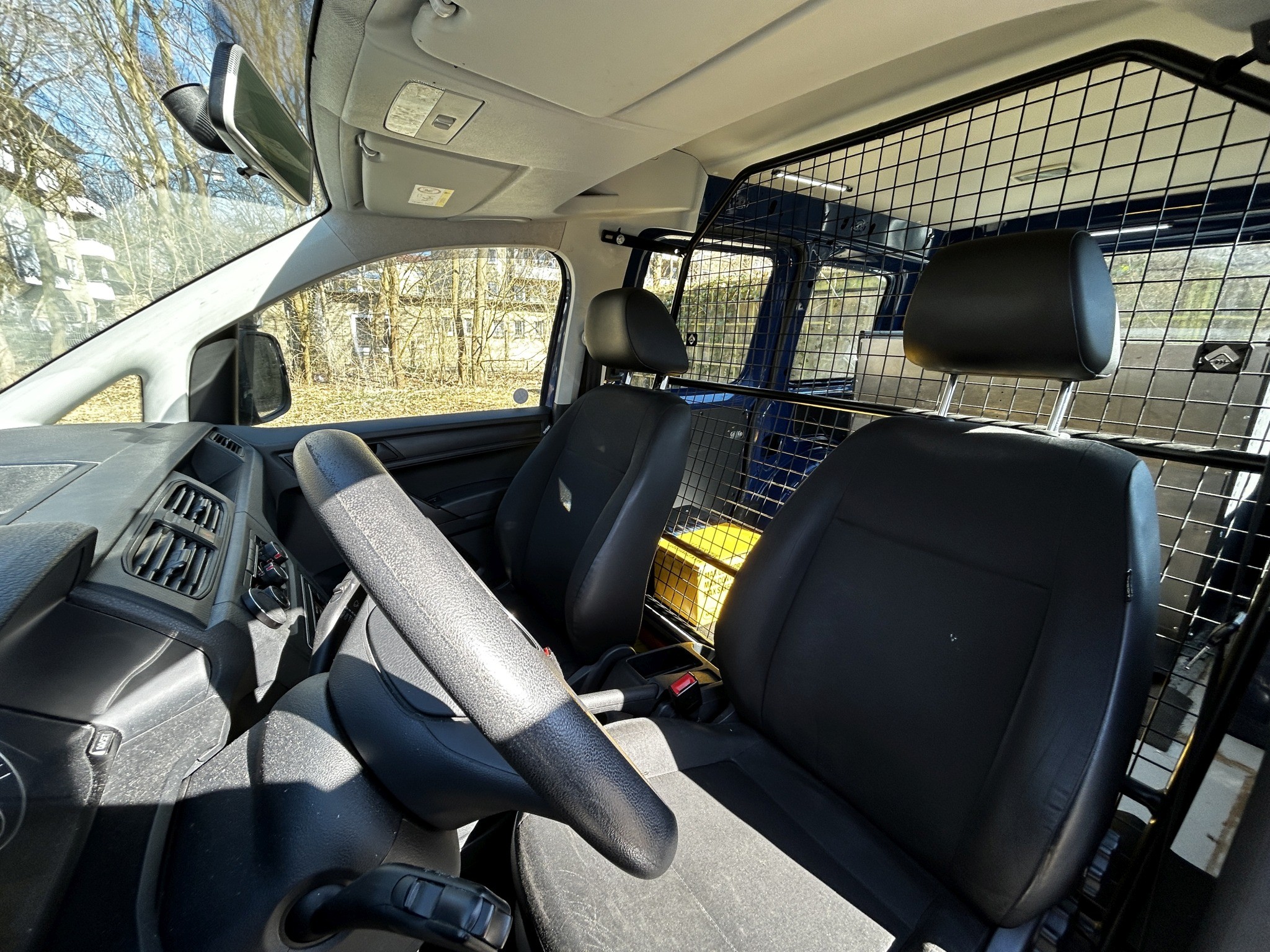 Material de laboratório em bom estado de conservação proveniente das existências públicas
-12