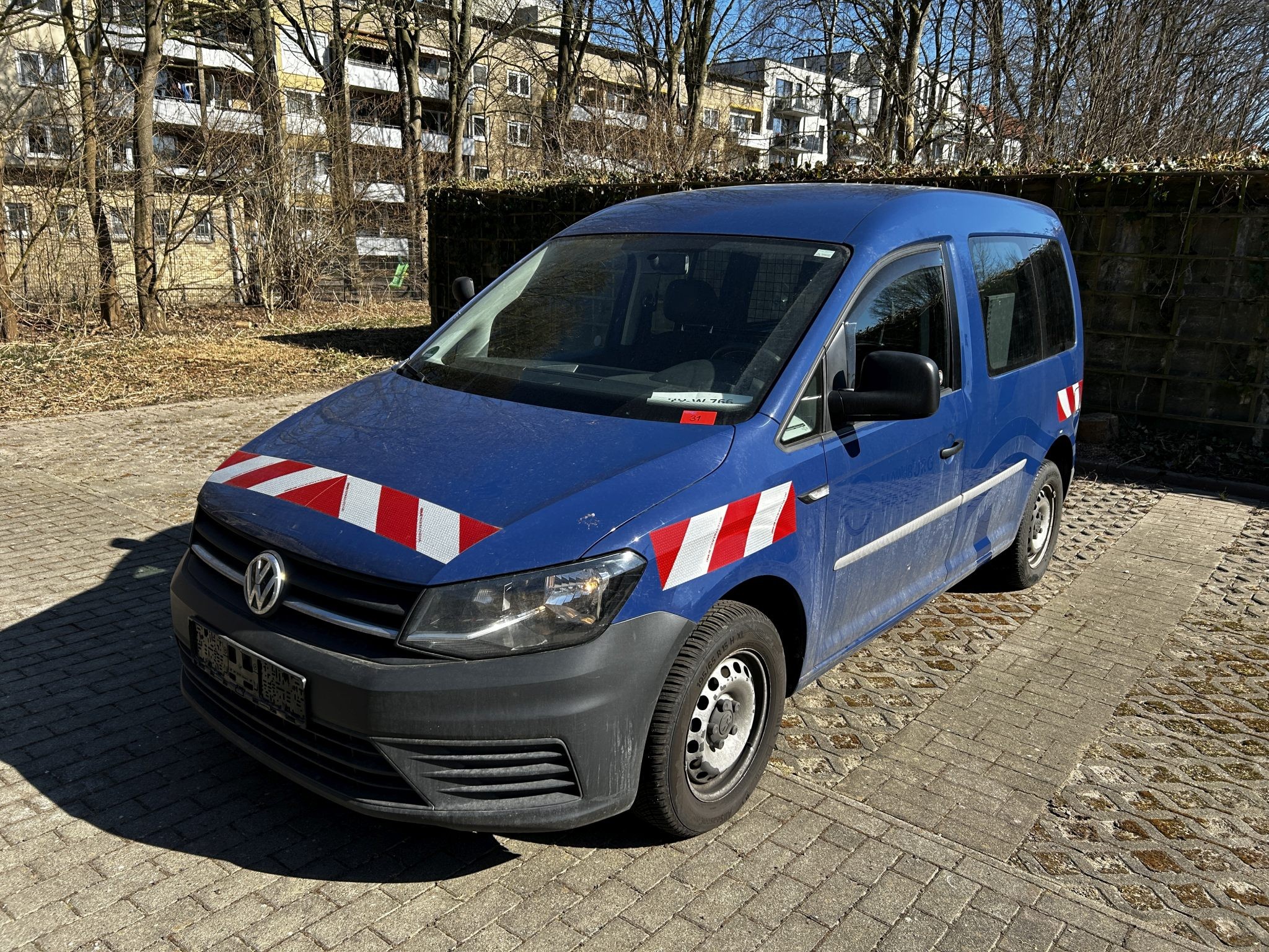 Material de laboratório em bom estado de conservação proveniente das existências públicas
-2