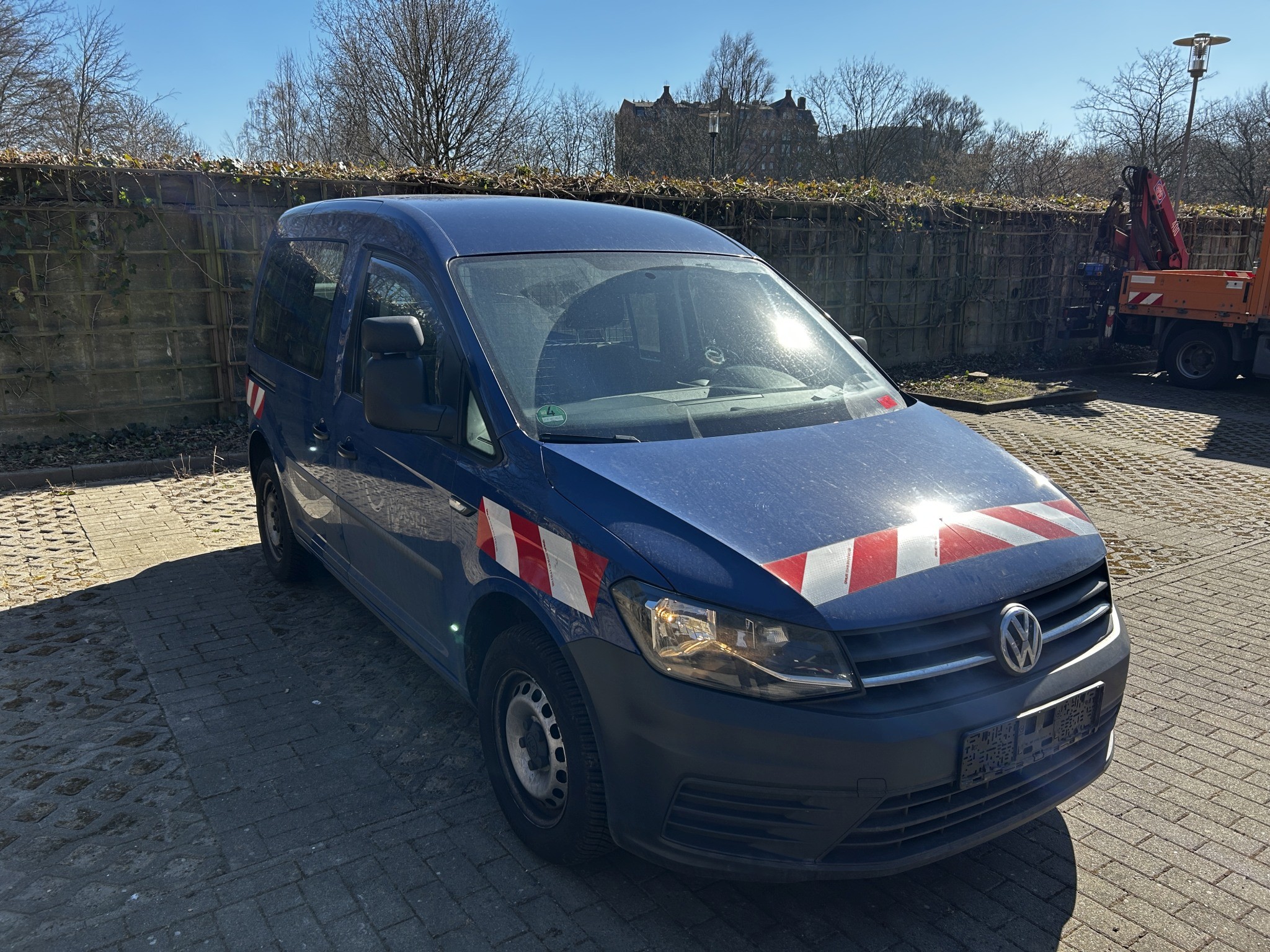 Material de laboratório em bom estado de conservação proveniente das existências públicas
-4