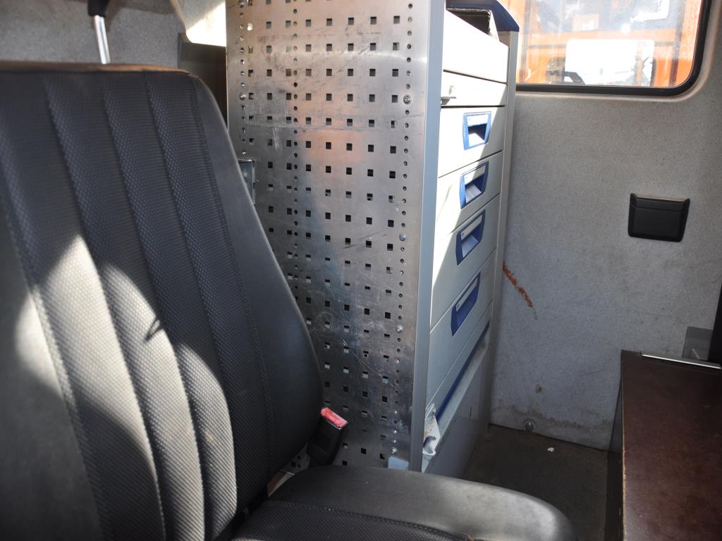 Material de laboratório em bom estado de conservação proveniente das existências públicas
-11