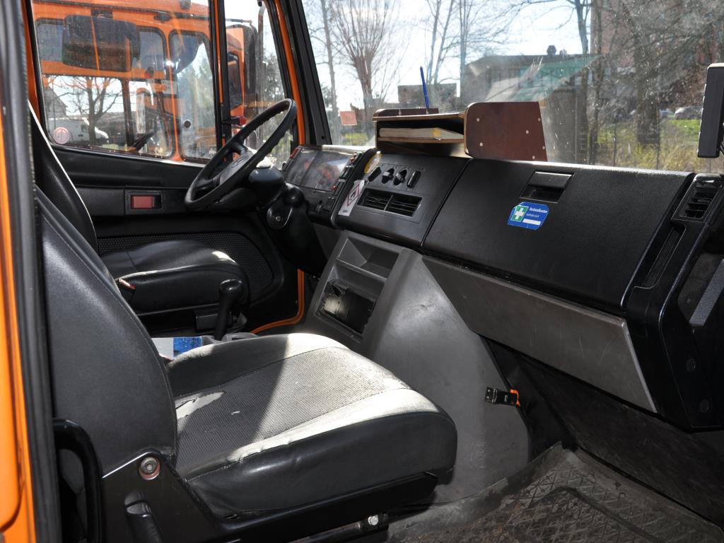 Material de laboratório em bom estado de conservação proveniente das existências públicas
-12