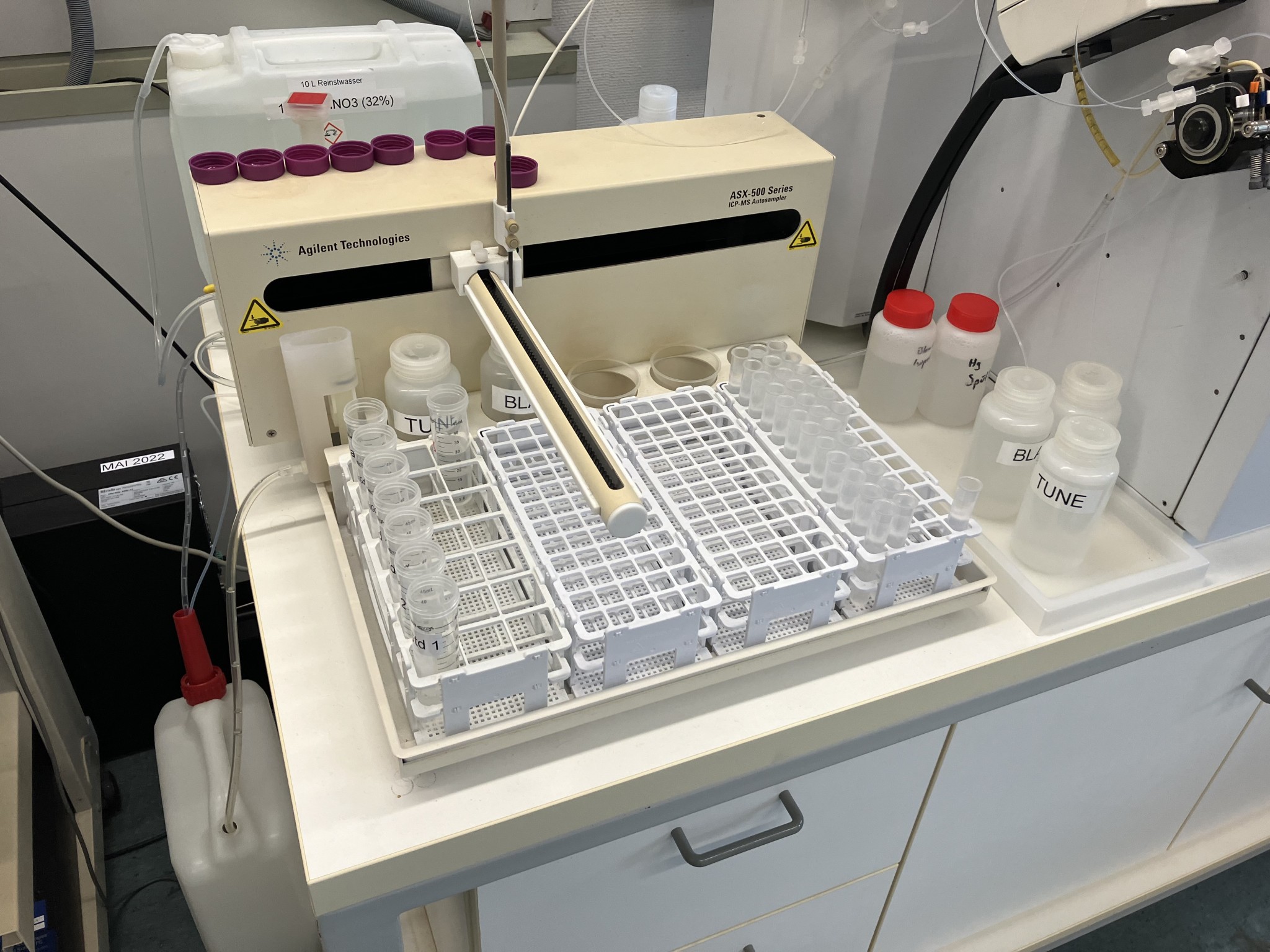 Material de laboratório em bom estado de conservação proveniente das existências públicas
-2