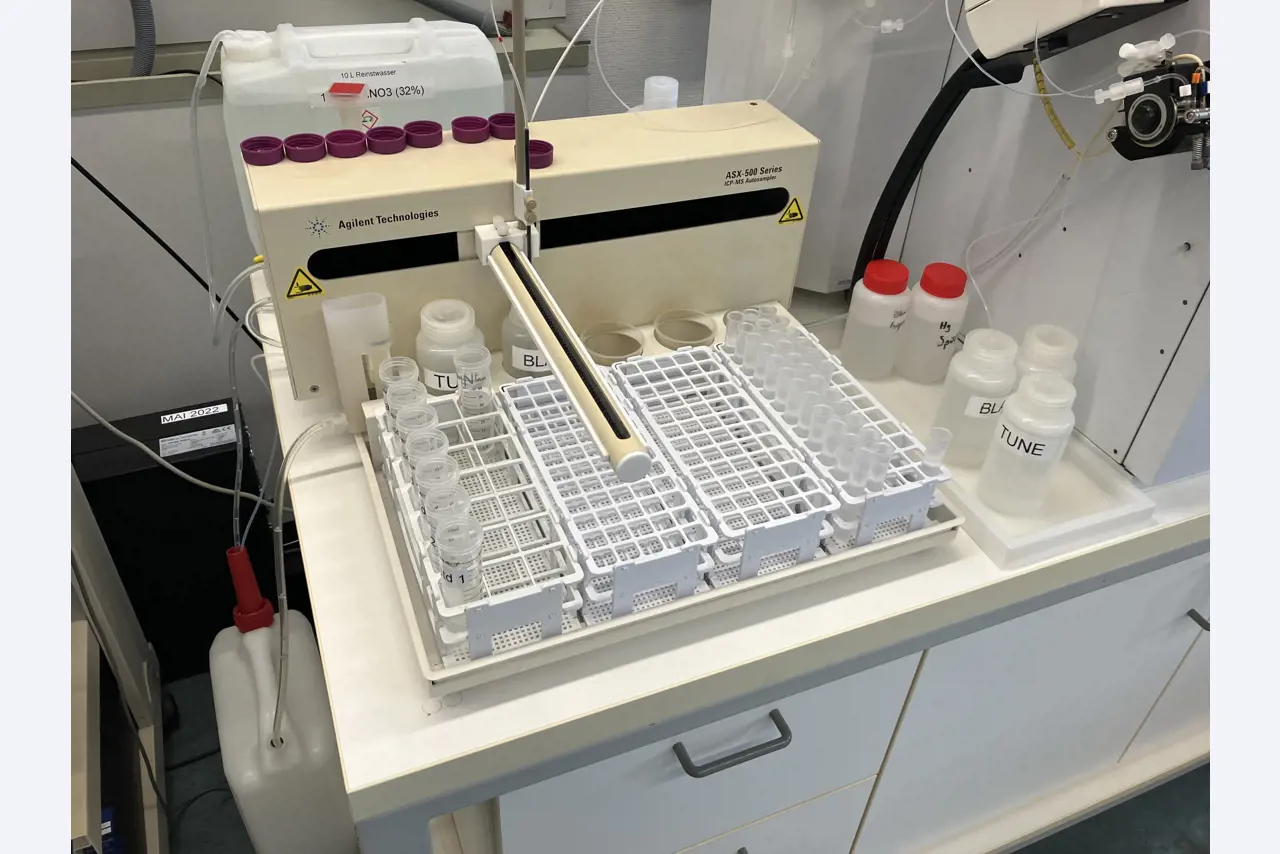 taquímetro y un espectrómetro de masas de plasma acoplado inductivamente-2