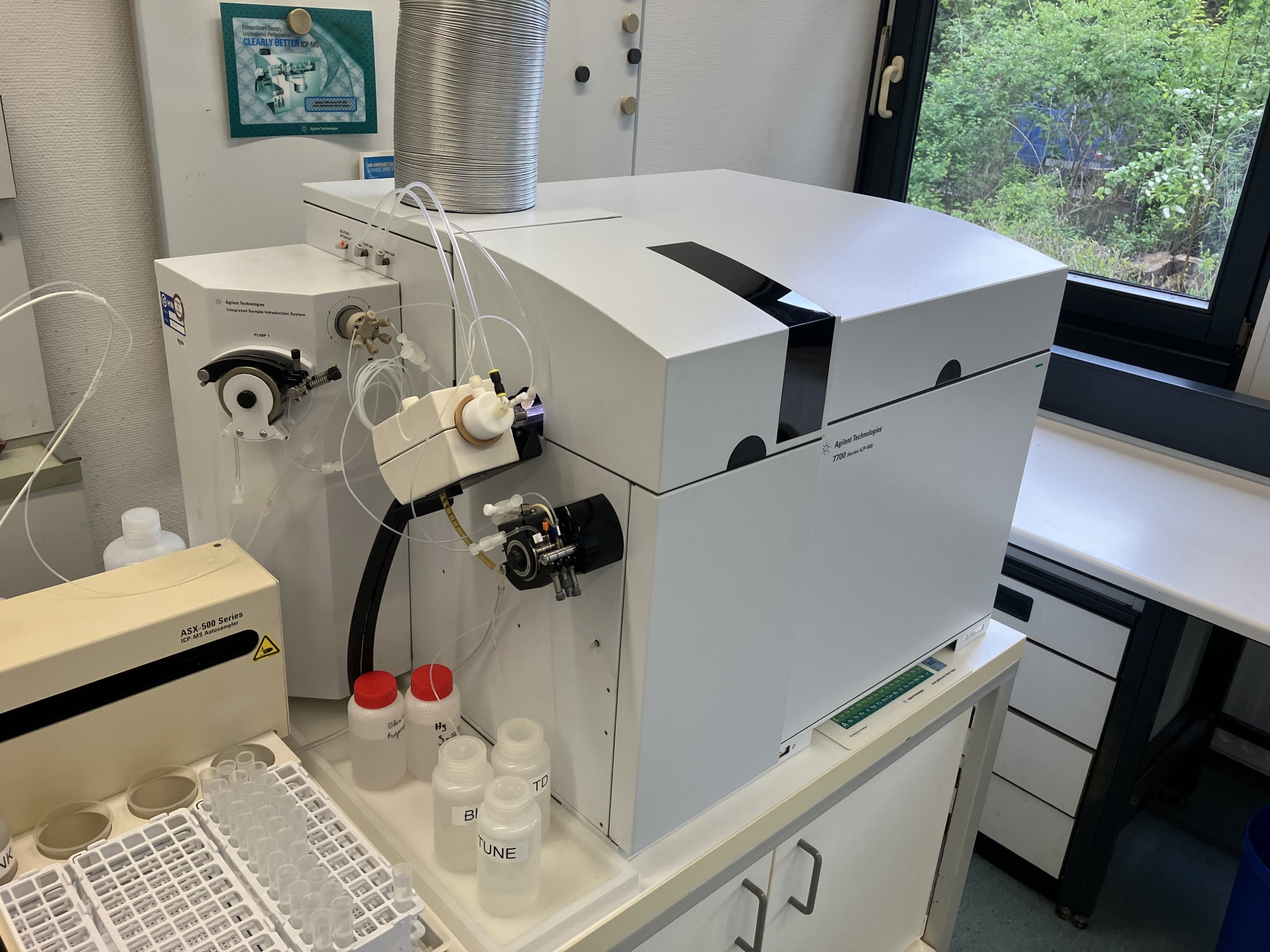 Material de laboratório em bom estado de conservação proveniente das existências públicas
-3