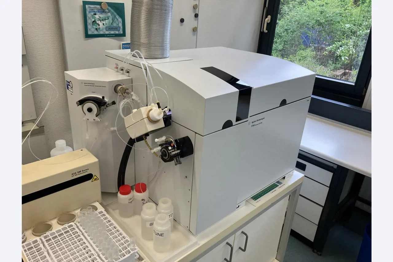 taquímetro y un espectrómetro de masas de plasma acoplado inductivamente-1