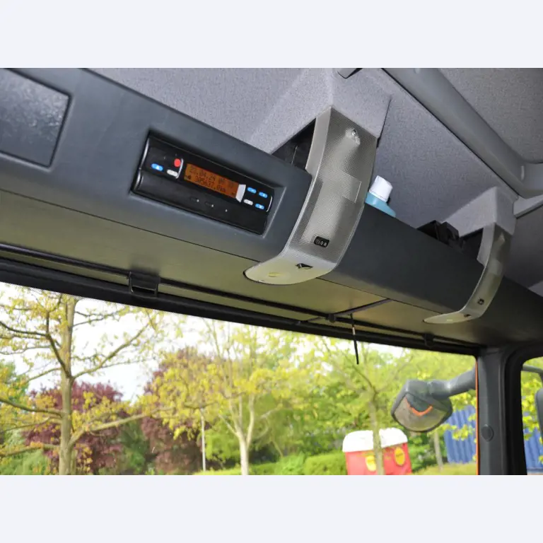 Varios vehículos municipales, vehículos de taller, coches y equipos-14