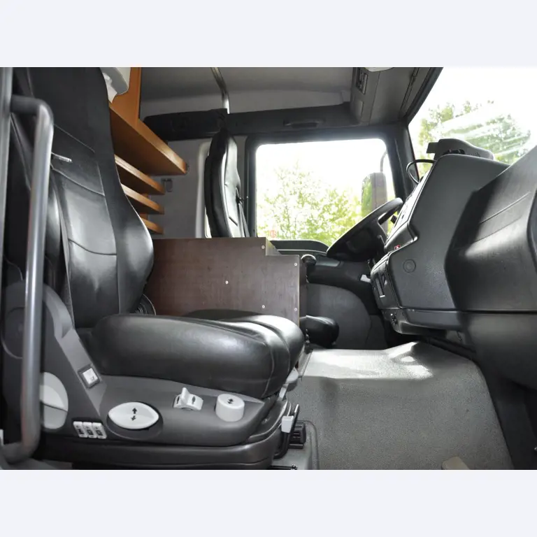 Varios vehículos municipales, vehículos de taller, coches y equipos-16