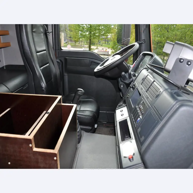 Varios vehículos municipales, vehículos de taller, coches y equipos-18