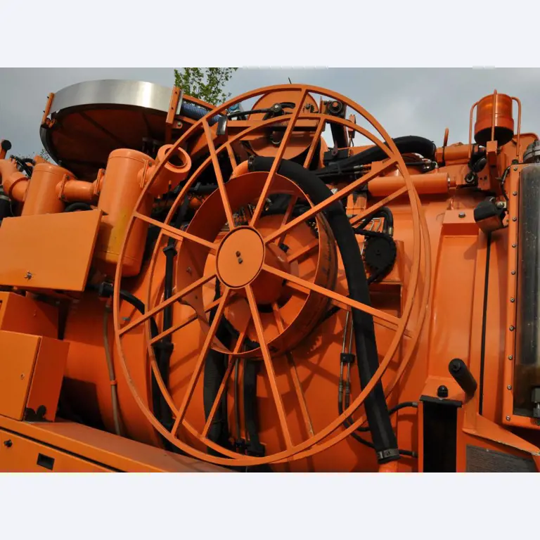 Varios vehículos municipales, vehículos de taller, coches y equipos-26