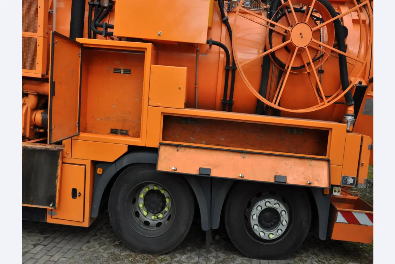 Varios vehículos municipales, vehículos de taller, coches y equipos-29