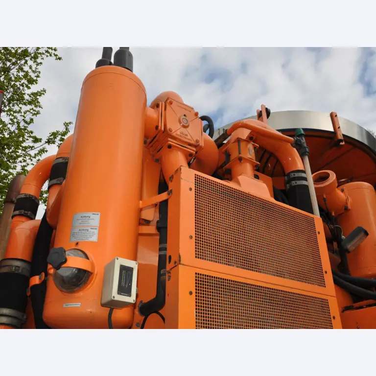 Varios vehículos municipales, vehículos de taller, coches y equipos-30