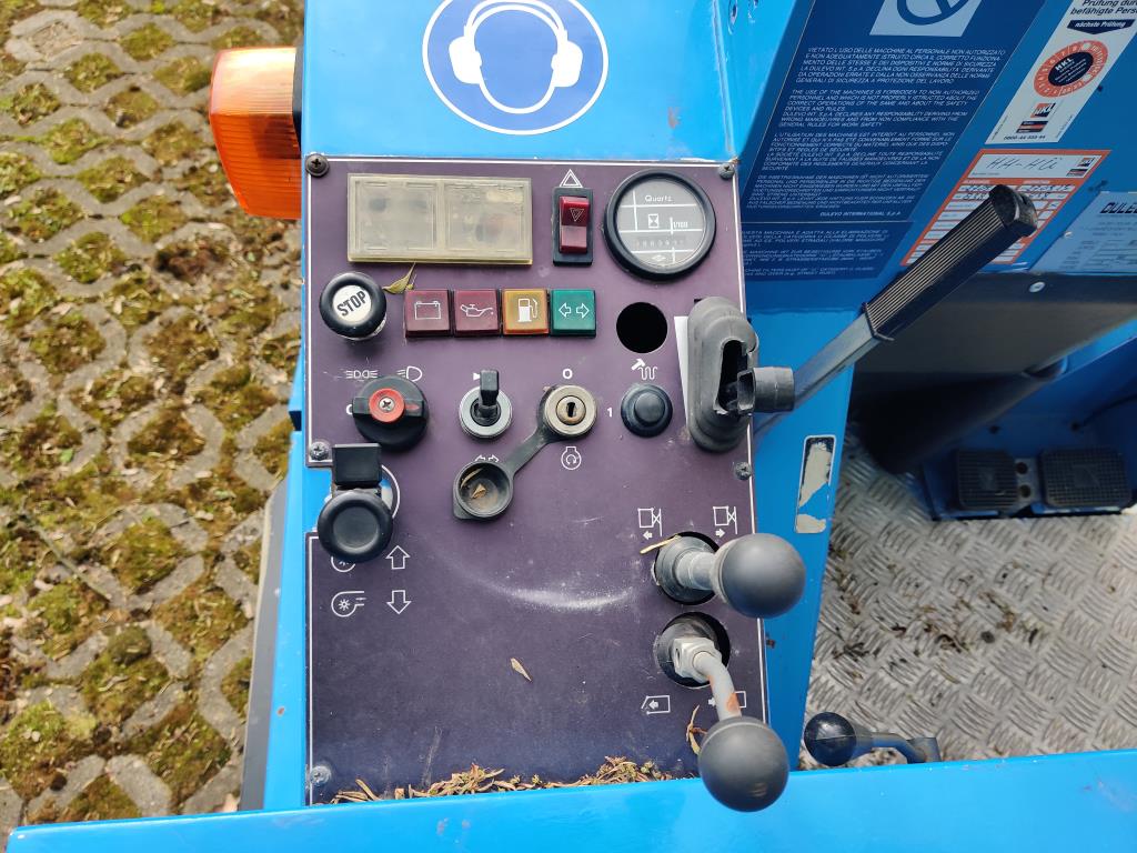 Diversos veículos municipais, veículos-oficina e automóveis-9