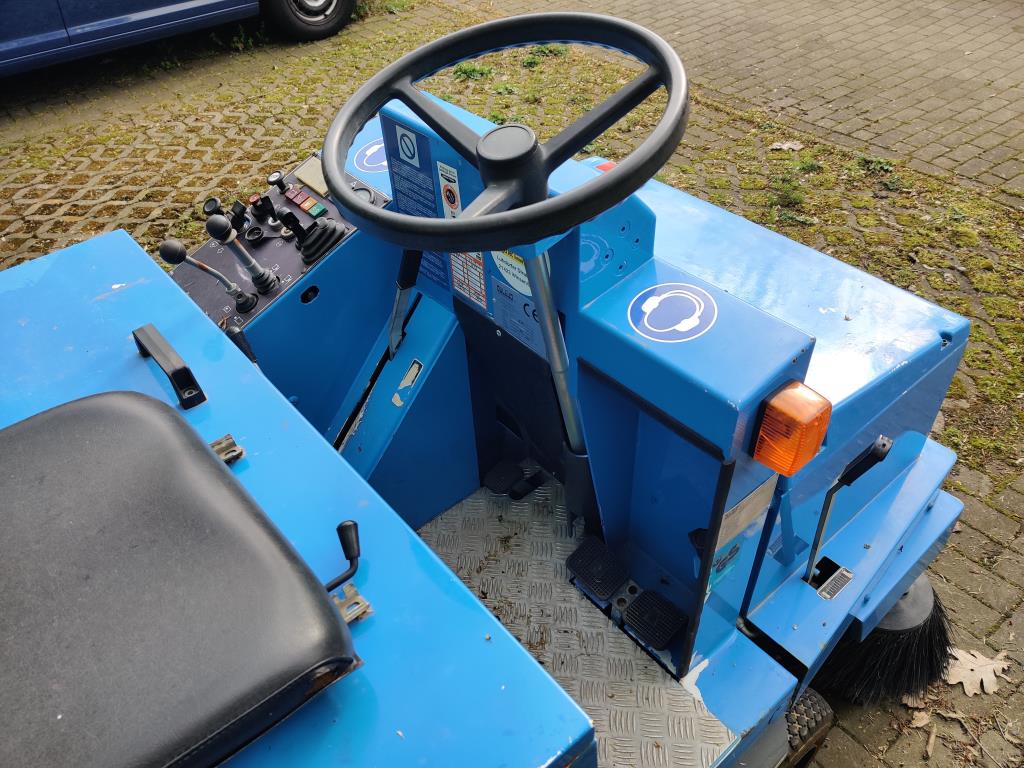 Diversos veículos municipais, veículos-oficina e automóveis-13