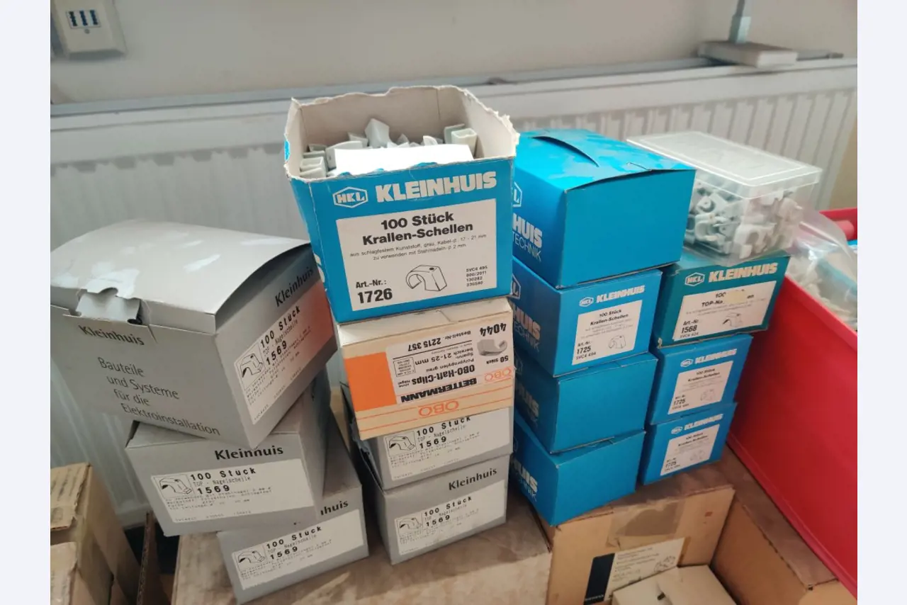 Různá komunální vozidla, dílenská vozidla, automobily a vybavení-16