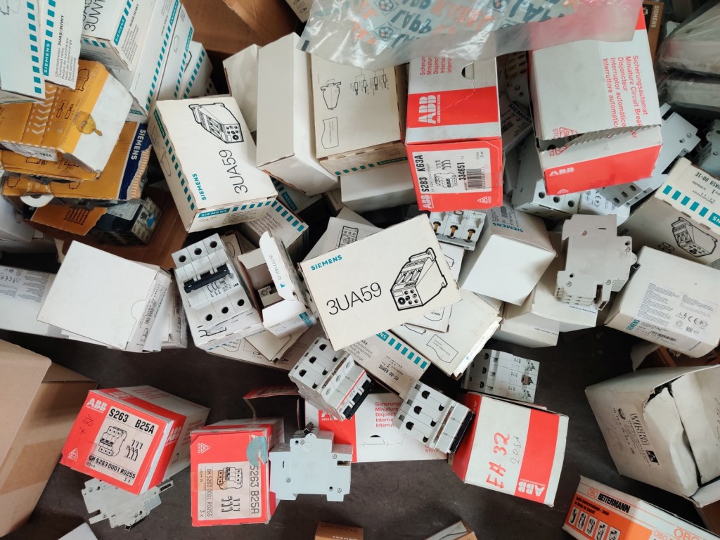 Diversos veículos municipais, veículos-oficina e automóveis-23