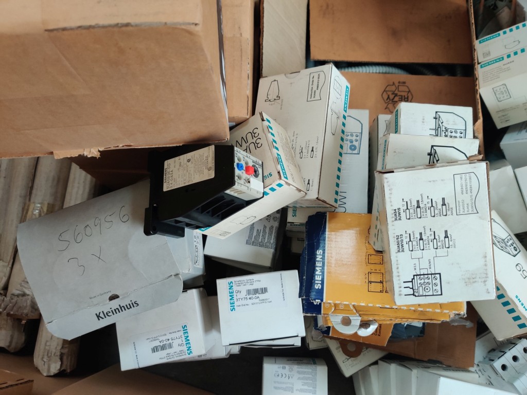 Diversos veículos municipais, veículos-oficina e automóveis-24