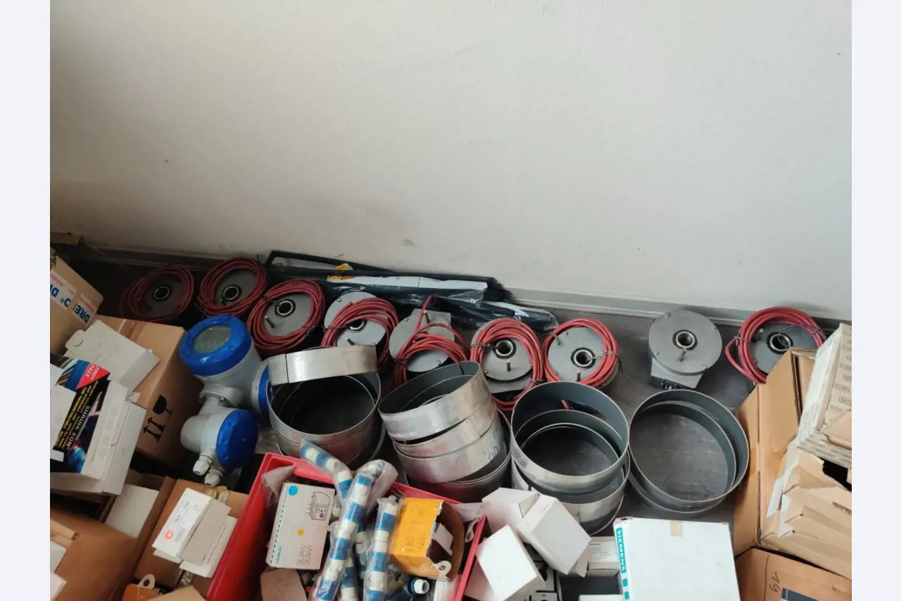 Různá komunální vozidla, dílenská vozidla, automobily a vybavení-63