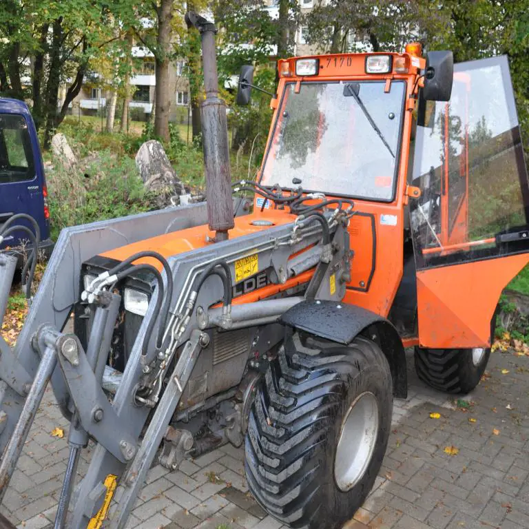 Traktor/ kmetijski traktor 4 x 4 s priključki (ex HH - ZV 145) Holder 523