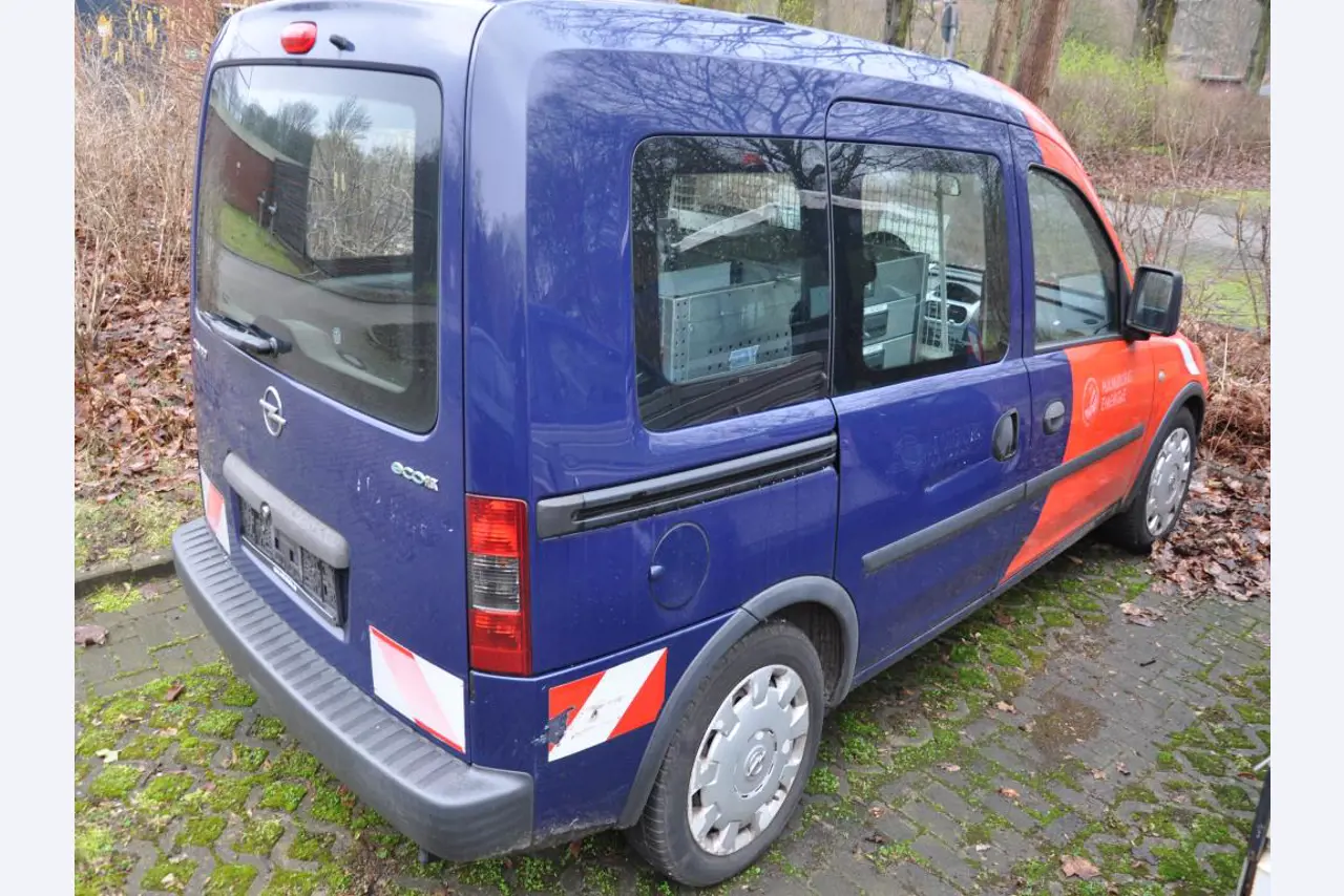 Diversos veículos municipais, veículos-oficina e automóveis-4