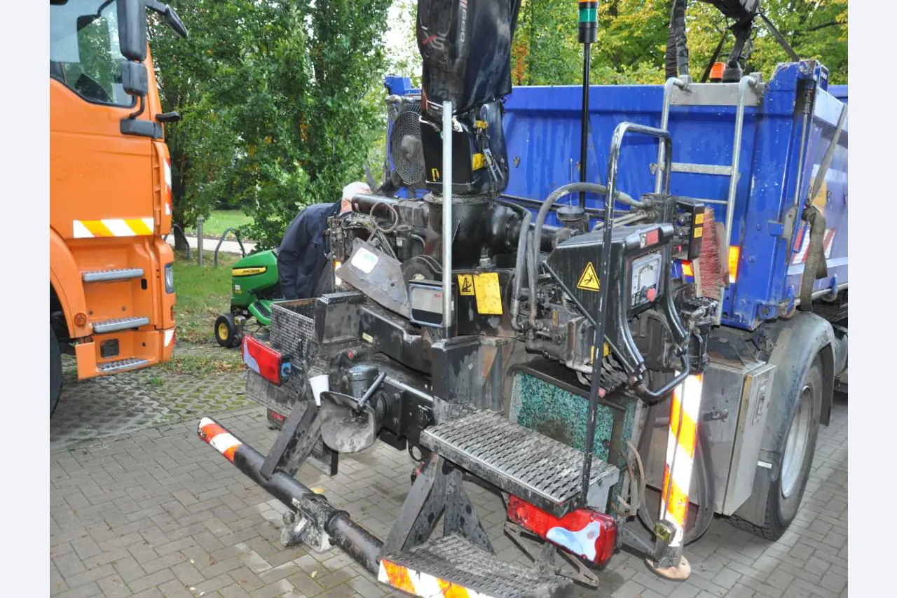 2 no longer used suction and flushing vehicles-20