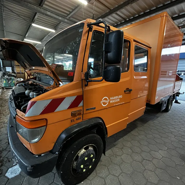 Van (Special-Purpose Automotive Service Vehicle) (AWL488/ HH-SE 1556) Daimler Chrysler 816D