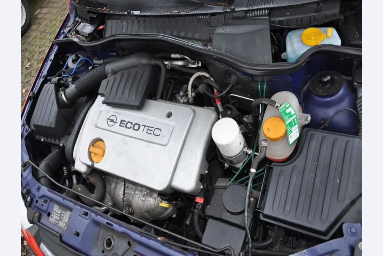 Diverse gemeentelijke voertuigen, werkplaatsvoertuigen, auto´s en apparatuur-11