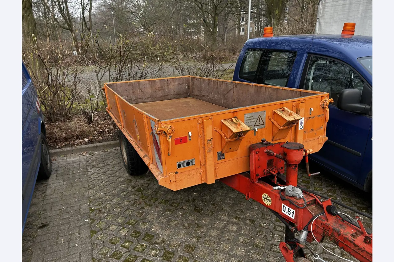 Diverse gemeentelijke voertuigen, werkplaatsvoertuigen, auto´s en apparatuur-4
