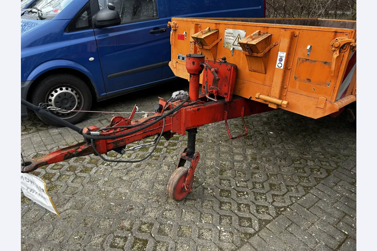 Diverse gemeentelijke voertuigen, werkplaatsvoertuigen, auto´s en apparatuur-9