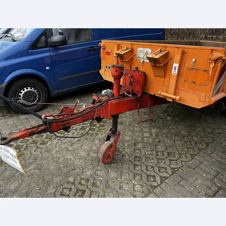 Diverse gemeentelijke voertuigen, werkplaatsvoertuigen, auto´s en apparatuur-9