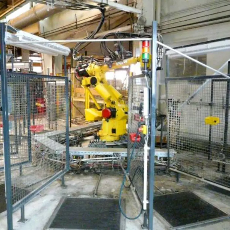 Roboterzelle "Radabdeckung" Fanuc S 420 F