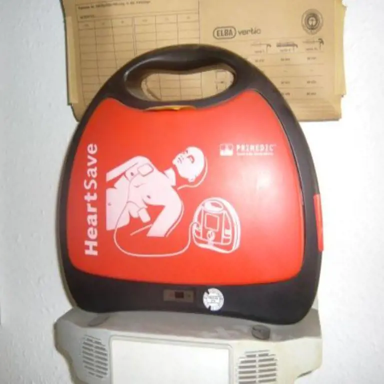 2 Defibrillatoren Primedic Heart Save