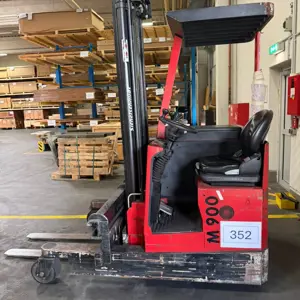 Four-way reach trucks and strapping machines from the airport environment