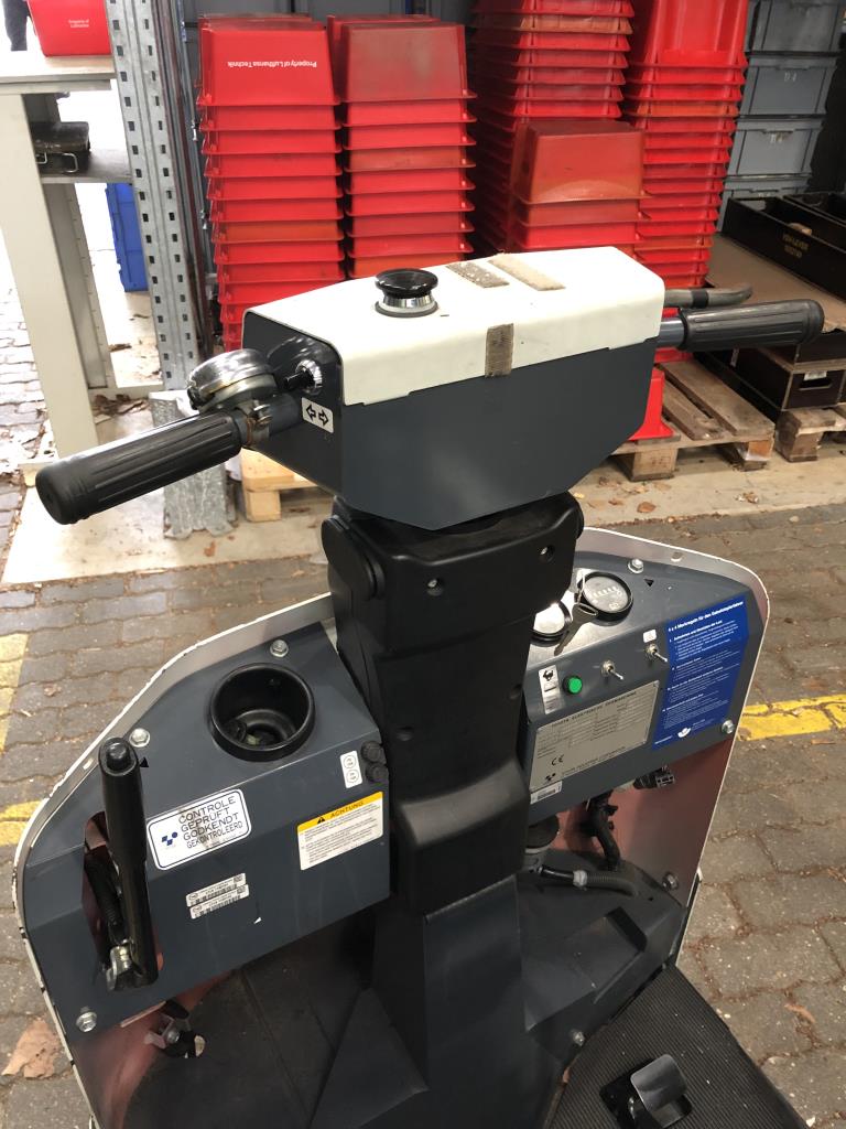 
used forklifts and lifting devices-4