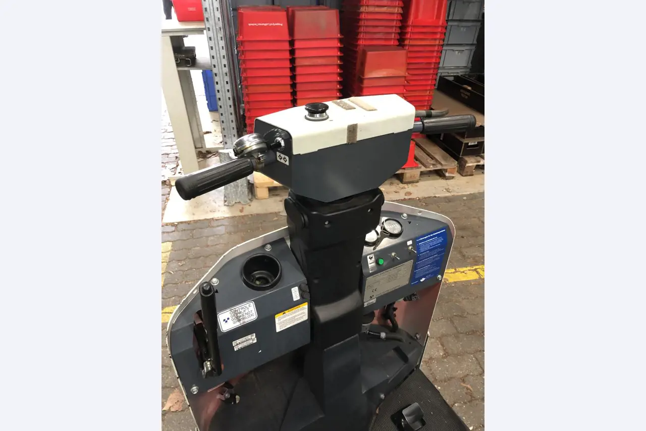 used forklifts and lifting devices-4