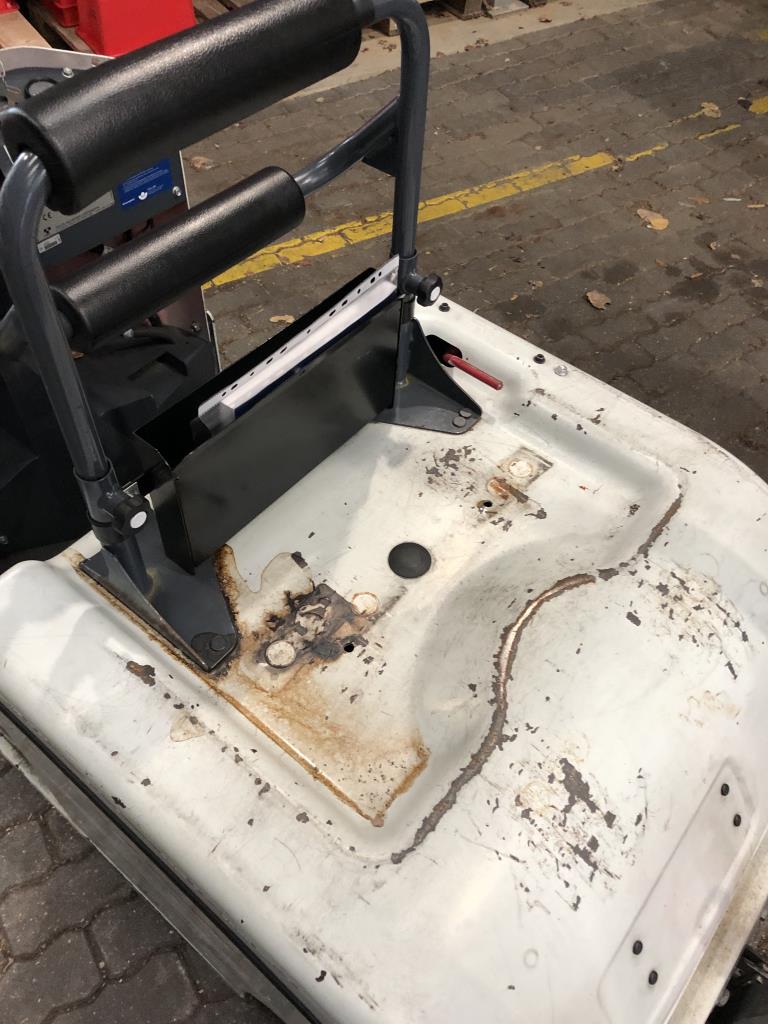 
used forklifts and lifting devices-6