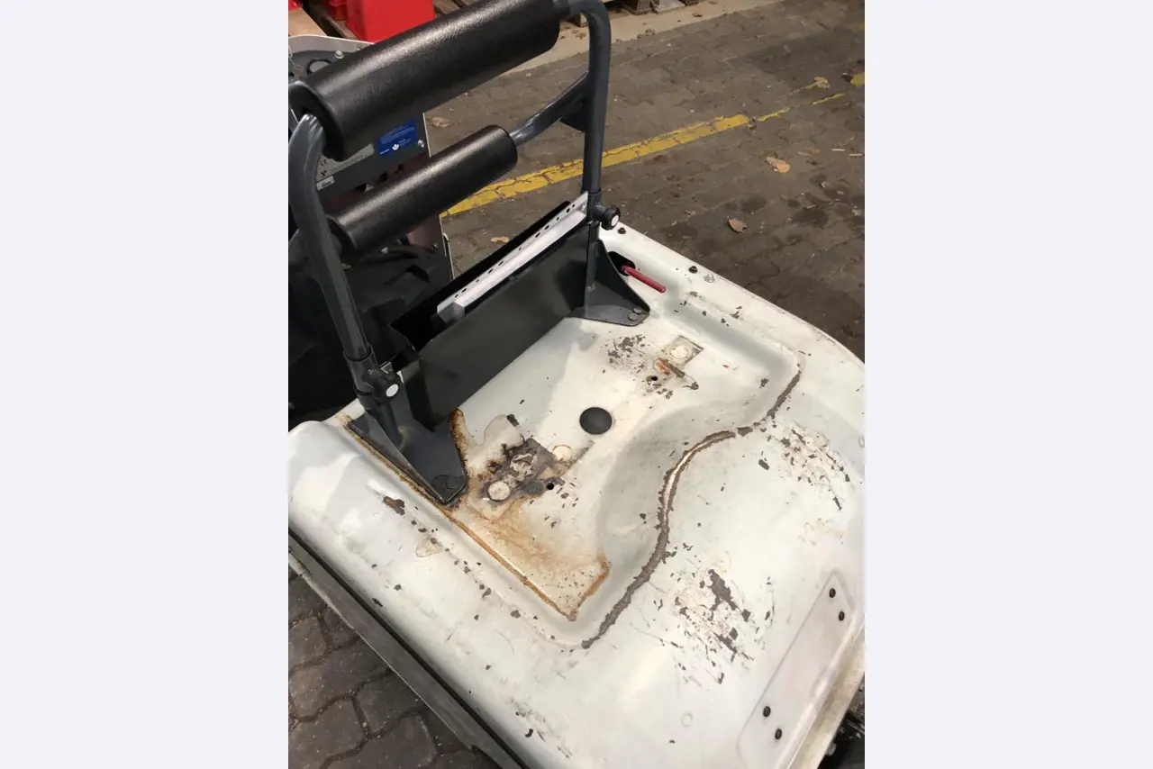 used forklifts and lifting devices-6