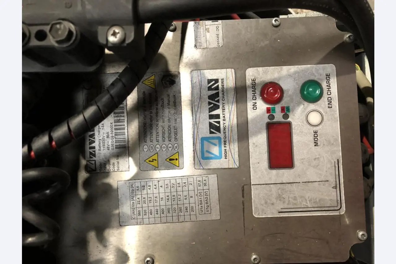 used forklifts and lifting devices-7
