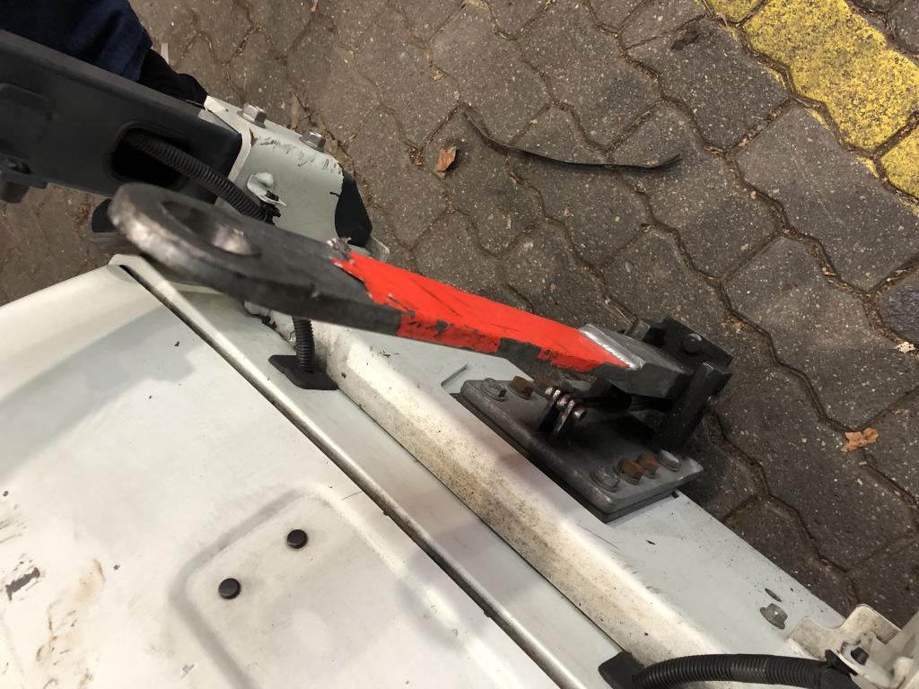 
used forklifts and lifting devices-8