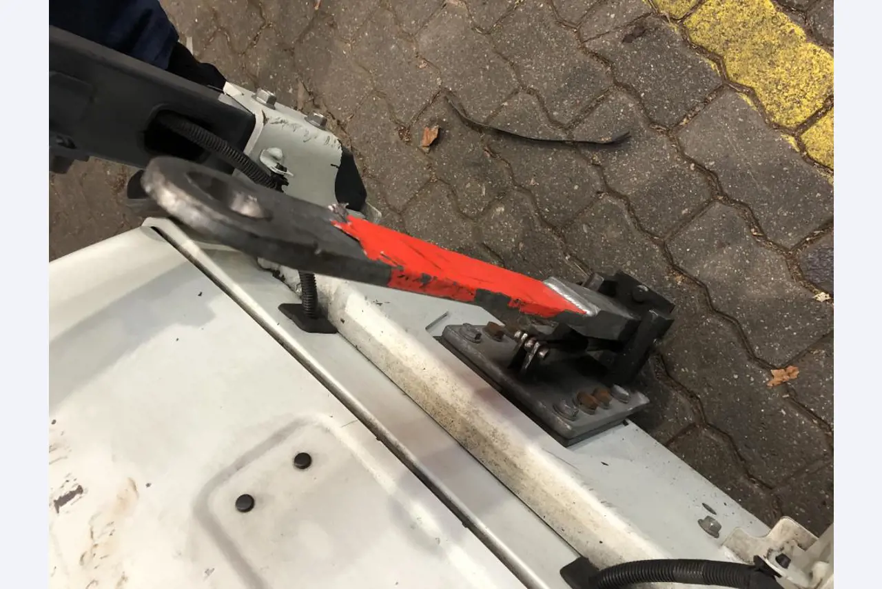 used forklifts and lifting devices-8