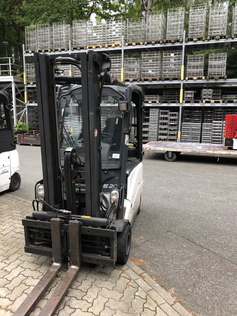 Gepflegte Flurförderfahrzeuge-2