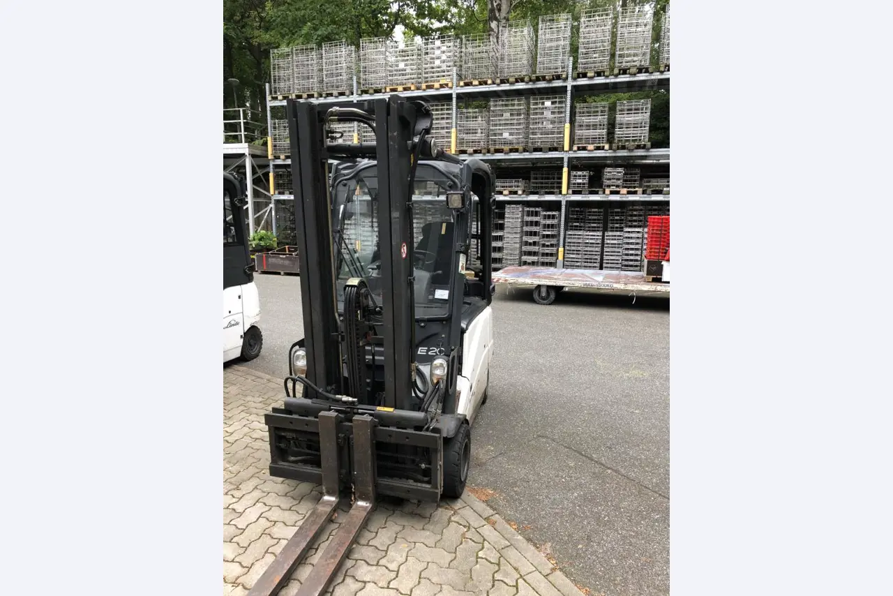 Gepflegte Flurförderfahrzeuge-2