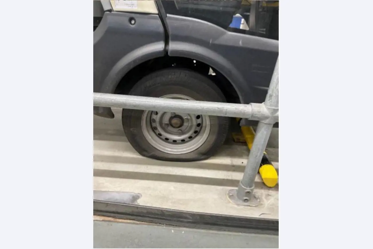 used forklifts and lifting devices-10