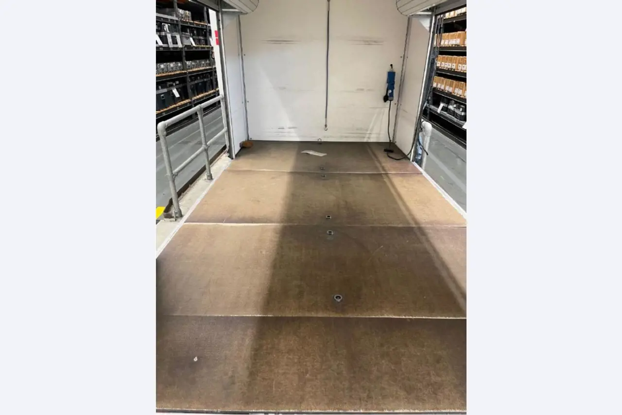 used forklifts and lifting devices-5