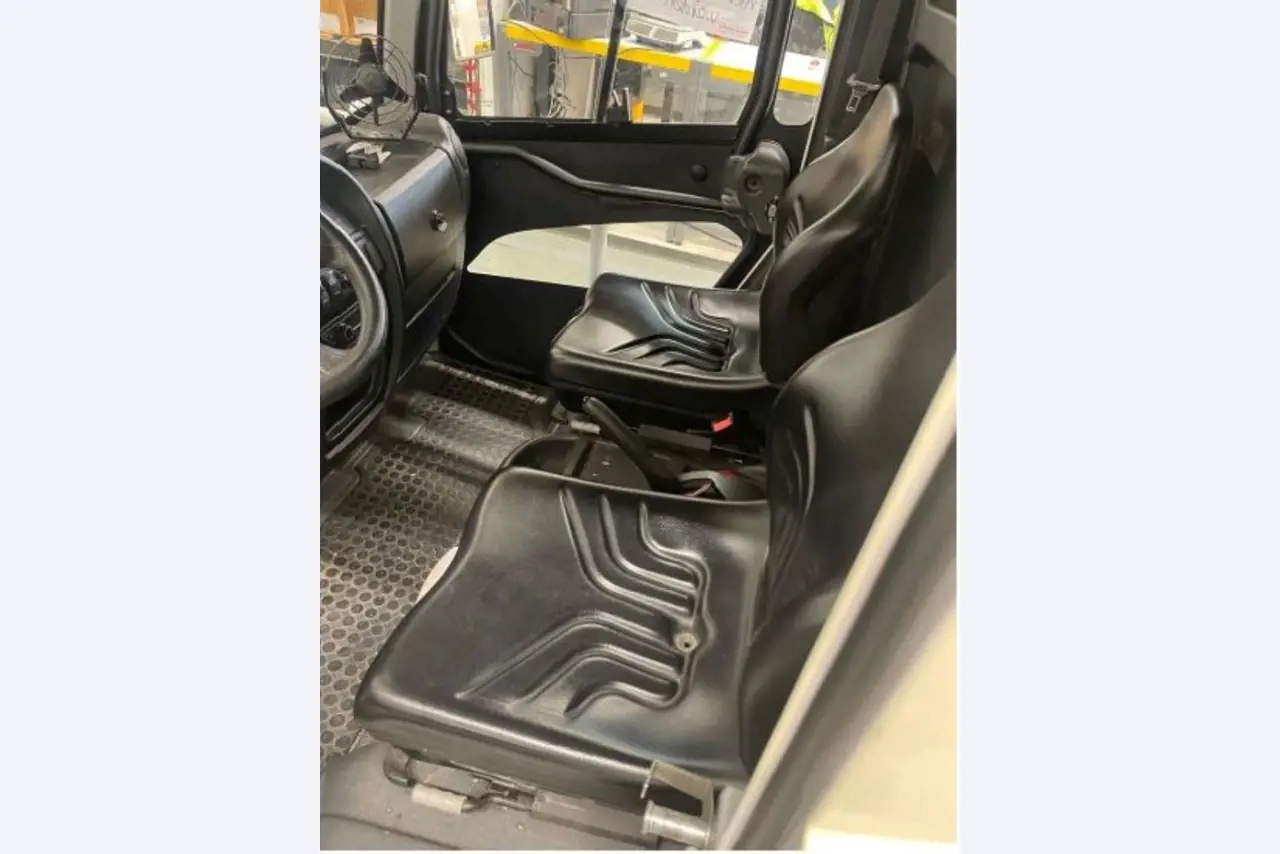 used forklifts and lifting devices-8